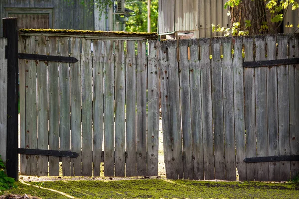 Old Rickety Wooden Gate Sun Rays Penetrating Cracks — 图库照片