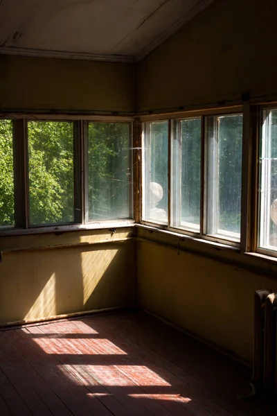 Luz Sol Entra Através Das Janelas Terraço Madeira Uma Casa — Fotografia de Stock