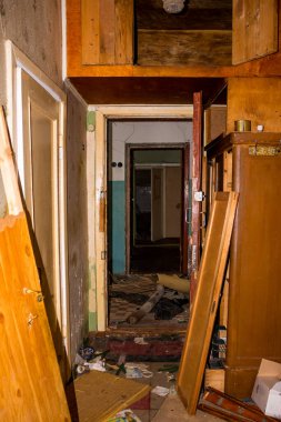 Yıkımdan önce bir apartmanın dairesindeki kırık koridor terk edilmiş bir binanın dağınıklığı.