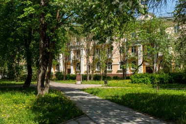 Şehir meydanı adını Sovyet döneminin tarihi ve mimarisi olan Stefania Kudryavtseva 'dan almıştır: Obninsk, Rusya - Mayıs 2021