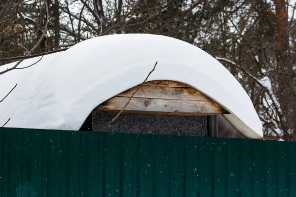 Velmi Velká Vrstva Sněhu Nahromadila Střeše Sněžení — Stock fotografie