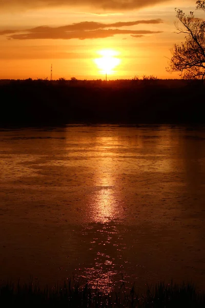 Πολύχρωμο Ηλιοβασίλεμα Πάνω Από Μια Λίμνη Κατά Διάρκεια Της Βροχής — Φωτογραφία Αρχείου