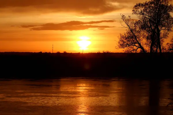 Pôr Sol Colorido Sobre Uma Lagoa Durante Chuva — Fotografia de Stock