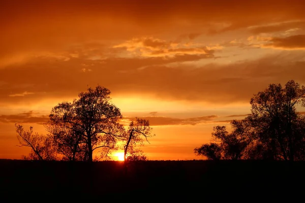 Όμορφη Κόκκινο Και Κίτρινο Ουρανό Κατά Διάρκεια Πολύχρωμο Ηλιοβασίλεμα Στη — Φωτογραφία Αρχείου