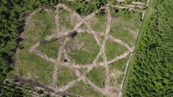 原子の形をしたジオグリフ 木の植え付けアウトライン 空中ビュー ロシアカルガ州ボロフスキー地区 2021年6月 — ストック動画
