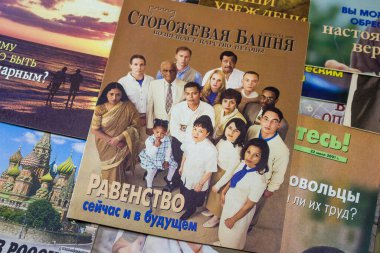 Rusya - Aralık 2020: Yehova Şahitleri 'nin dini edebiyatı Rusya' da yasaklandı. Watchtower dergisi Rusça İnsan Eşitliği üzerine