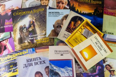 Rusya - Aralık 2020: Yehova Şahitleri 'nin dini edebiyatı Rusya' da yasaklandı. 2000 'lerin başında Rusça yayınlar