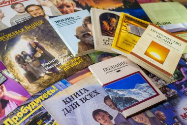 Rusya - Aralık 2020: Yehova Şahitleri 'nin dini edebiyatı Rusya' da yasaklandı. 2000 'lerin başında Rusça yayınlar