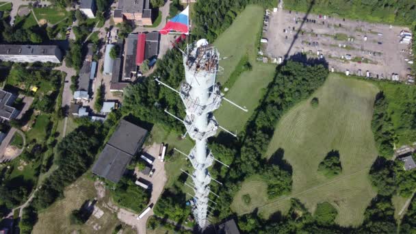 Vista Aérea Torre Meteorológica Obninsk Con Bandera Rusa Ondeante Obninsk — Vídeo de stock