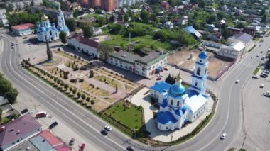 Maloyaroslavets kasabasının merkez meydanı, hava manzaralı. Varsayım ve Kazan Katedrallerinin Görünümü: Maloyaroslavets, Rusya - Haziran 2021