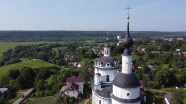 Çan kulesi ve katedralin havadan görünüşü Çernovsky manastırının harikalar diyarı Aziz Niklas 'ın anısına ve arka plandaki Maloyaroslavets yerleşimi: Maloyaroslavets, Rusya - Haziran 2021