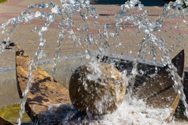 Rusya 'nın Balabanovo kentindeki merkez meydanda bir çiçek şeklinde taştan yapılmış bir çeşme.