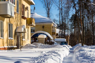 Güneşli bir kış gününde karla kaplı bir avlu manzarası, yoğun kar yağışı: Obninsk, Rusya - Şubat 2021