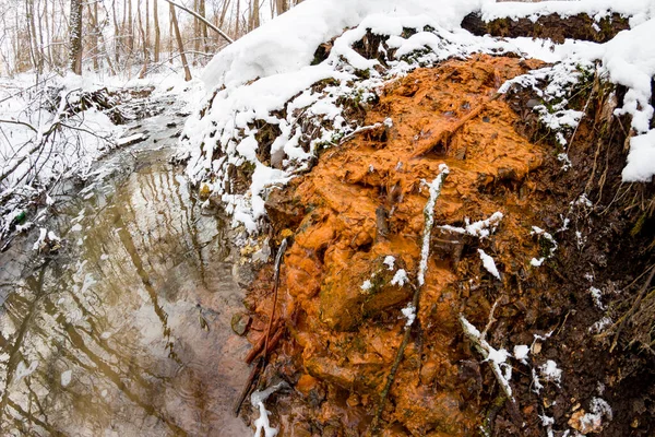 Pomarańczowe Żelazne Źródło Minerałów Repinka Stream Obninsk Rosja — Zdjęcie stockowe