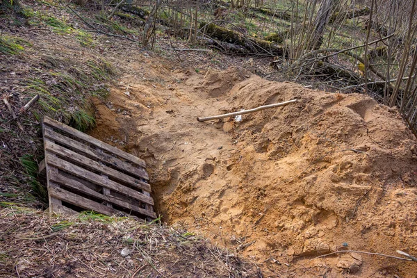 Săpătură Săpată Nisip Acoperit Palet Lemn Săpând Tuneluri Nisip Panta — Fotografie, imagine de stoc