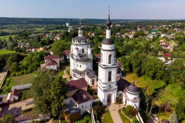 Rusya 'nın Maloyaroslavets kentindeki kadın Ortodoks Çernovski manastırının hava manzarası. Haziran 2021