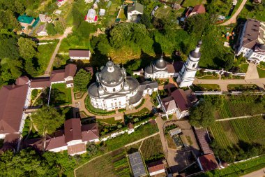 Rusya 'nın Maloyaroslavets kentindeki kadın Ortodoks Çernovski manastırının hava manzarası. Haziran 2021