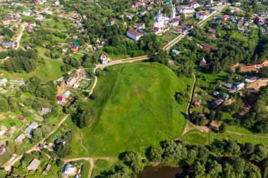 Maloyaroslavets yerleşiminin havadan görünüşü, bir ortaçağ arkeolojik alanı. Maloyaroslavets, Rusya - Haziran 2021
