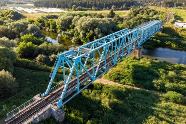 Nehrin üzerindeki demiryolu köprüsü, 20. yüzyılın başlarından kalma eski bir yapı. Protva Nehri, Kaluzhskiy Bölgesi, Rusya