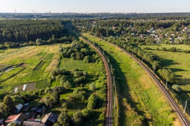 Dönen demiryolu raylarının havadan görüntüsü