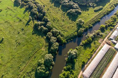 Luzha Nehri 'nin Protva Nehri' ne aktığı yer, hava manzaralı. Obolenskoe köyü, Kaluzhskiy bölgesi, Rusya