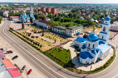 Maloyaroslavets şehrinin merkez meydanının panoramik hava manzarası. Kazanskiy ve Uspenskiy Katedrallerinin Manzarası: Maloyaroslavets, Rusya - Haziran 2021