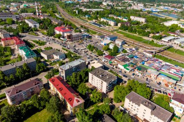 Tren istasyonunun havadan görünüşü ve Balabanovo şehrinin şehir gelişimi, Rusya - Haziran 2021