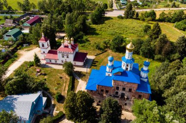 Trubino köyündeki eski Ortodoks kiliselerinin en iyi manzarası. Zhukovsky Bölgesi, Kaluzhskiy Bölgesi, Rusya