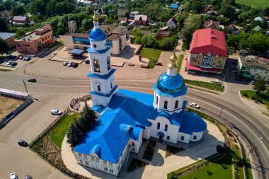 18. yüzyılın annesi Kazan Katedrali Maloyasrolavets 'in merkez meydanında. Havadan Bakış: Maloyaroslavets, Rusya - Temmuz 2021