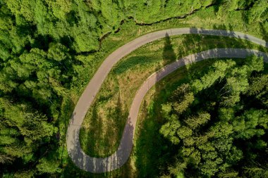 Orman yolunda keskin dönüş, yabanda kayak pisti, hava manzarası