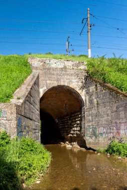 Demiryolu setinin altında kubbeli tavanı olan eski bir tünel