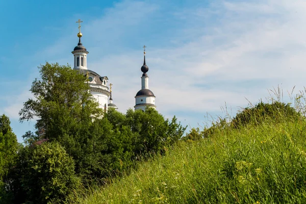 Вид Храм Російської Православної Церкви Пагорбом Зарощеним Зеленою Травою Maloyaroslavets — стокове фото