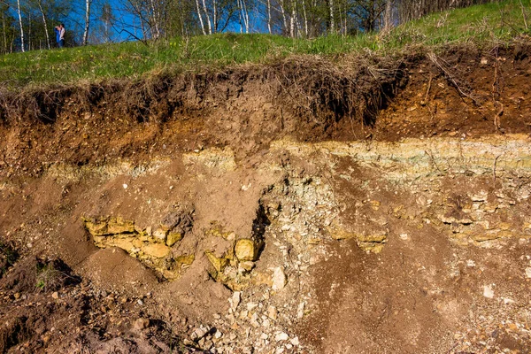 Afloramiento Rocas Geológicas Lecho Rocoso Arcilla Piedra Caliza Rematada Con — Foto de Stock