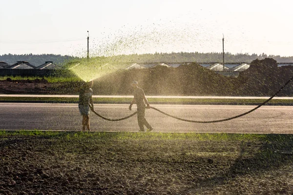 Väte Från Flytande Gräsmatta Genom Sprutning Blandningen Från Slang Stockbild