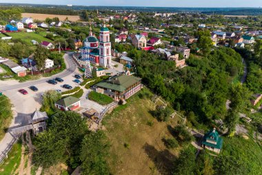 Eski Rusinovo köyündeki tapınağın etrafındaki turistik alan, panoramik hava manzarası, Ermolino kasabası, Kaluzhskiy bölgesi, Rusya - Ağustos 2021