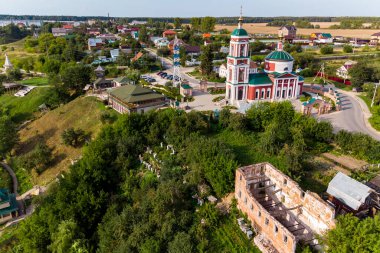 Eski Rusinovo köyündeki tapınağın etrafındaki turistik alan, panoramik hava manzarası, Ermolino kasabası, Kaluzhskiy bölgesi, Rusya - Ağustos 2021