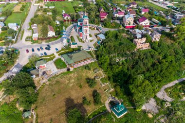 Eski Rusinovo köyündeki tapınağın etrafındaki turistik alan, panoramik hava manzarası, Ermolino kasabası, Kaluzhskiy bölgesi, Rusya - Ağustos 2021