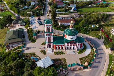 Rusya 'nın Kaluzhskiy bölgesindeki Ermolino kentindeki Rusinovo köyünde harikalar yaratan Aziz Niklas Kilisesi' nin hava manzarası - Ağustos 2021