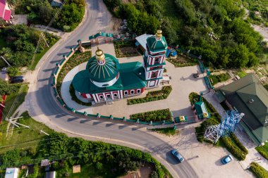Rusya 'nın Kaluzhskiy bölgesindeki Ermolino kentindeki Rusinovo köyünde harikalar yaratan Aziz Niklas Kilisesi' nin hava manzarası - Ağustos 2021