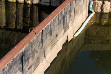 Nehirdeki su girişinin güçlendirilmiş beton yapısı