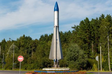 Rusya 'nın Kaluzhskiy bölgesindeki Balabanovo-1 askeri kasabasının girişinde bir roket şeklinde anıt