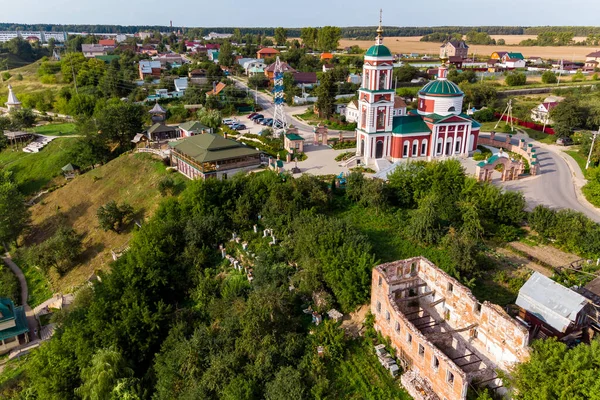 Eski Rusinovo köyündeki tapınağın etrafındaki turistik alan, panoramik hava manzarası, Ermolino kasabası, Kaluzhskiy bölgesi, Rusya - Ağustos 2021