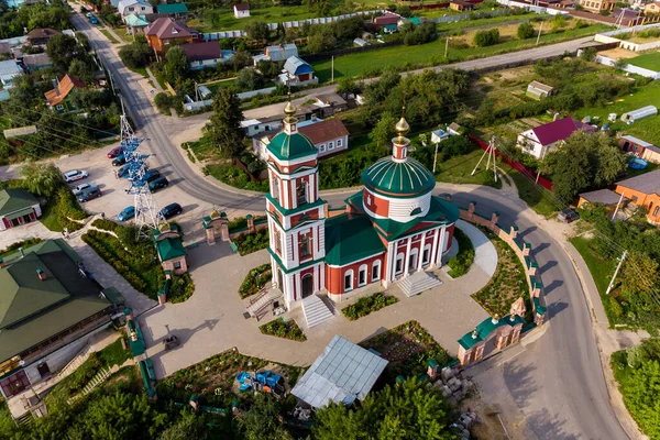 Rusya 'nın Kaluzhskiy bölgesindeki Ermolino kentindeki Rusinovo köyünde harikalar yaratan Aziz Niklas Kilisesi' nin hava manzarası - Ağustos 2021