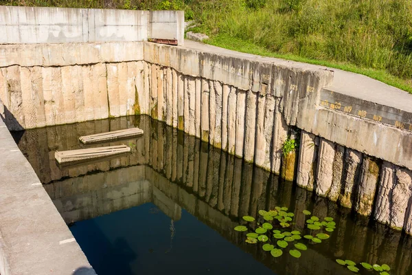 Железобетонная Конструкция Водозабора Реке — стоковое фото