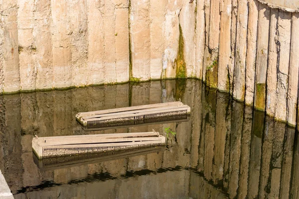 Nehirdeki su girişinin güçlendirilmiş beton yapısı