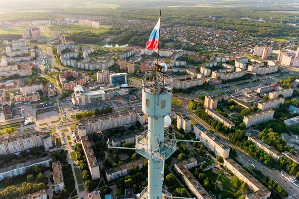 Luftaufnahme Eines Wettermastes Mit Einer Flagge Russlands Und Einem Stadtpanorama lizenzfreie Stockbilder