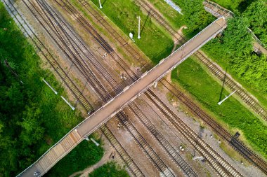Demiryolu üzerindeki yaya köprüsü, yukarıdan görünüyor.