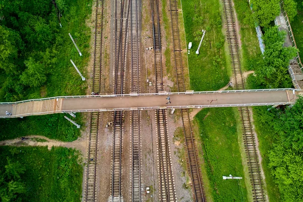 Most Dla Pieszych Nad Torami Kolejowymi Widok Góry — Zdjęcie stockowe