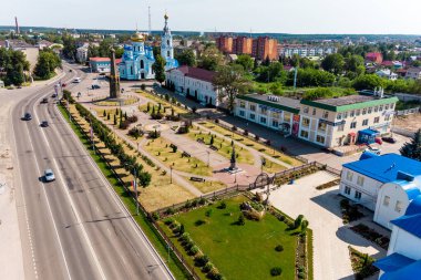Maloyaroslavets şehrinin merkez meydanının panoramik hava manzarası. Kazanskiy ve Uspenskiy Katedrallerinin Manzarası: Maloyaroslavets, Rusya - Haziran 2021