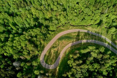 Orman yolunda keskin dönüş, yabanda kayak pisti, hava manzarası